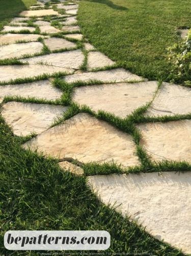 Chic and Affordable Decor Ideas | Easy DIY Inspirations Grass And Stone Walkway, Garden Flagstone, Sidewalk Ideas, Patio Landscape Design, Flagstone Pathway, Pathway Ideas, Flagstone Path, Stones For Garden, Concrete Stepping Stones