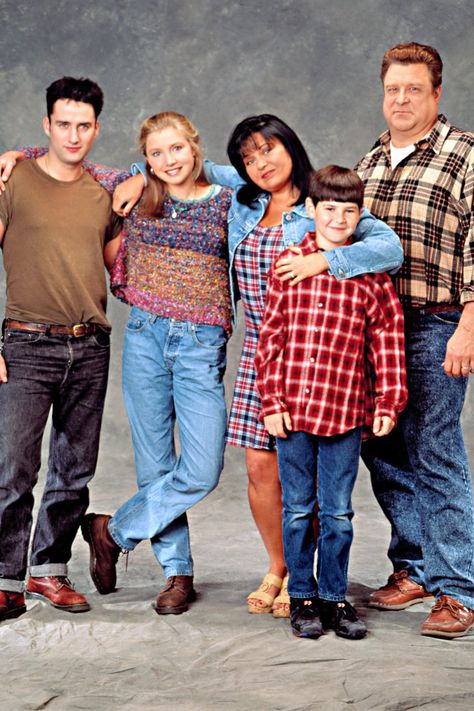 You’ll Have to Watch This Many Seasons of Roseanne to Catch Up Before the Reboot Glenn Quinn, Roseanne Tv Show, Alison King, Cast Pictures, Roseanne Barr, 90s Sitcoms, Comedy Tv Shows, Family Tv, Domestic Goddess