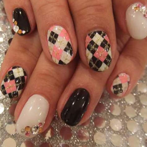 Love the plaid design nails, but def do different colors Argyle Nails, Plaid Nails, Nail Polish Art, Creative Nail Designs, Glam Nails, I Love Nails, Fabulous Nails, Unique Nails, Funky Nails