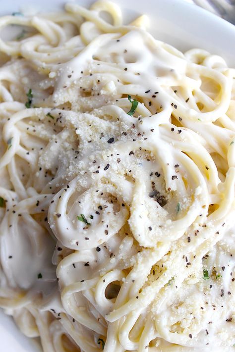 You are going to want to keep this simple recipe for Low Fat Alfredo Sauce handy!! #delicious Low Calorie Alfredo, Low Calorie Alfredo Sauce, Low Fat Alfredo Sauce, Healthy Alfredo Sauce Recipe, Healthy Alfredo, Healthy Alfredo Sauce, Alfredo Sauce Recipe Easy, Low Carb Low Fat, Quinoa Pasta