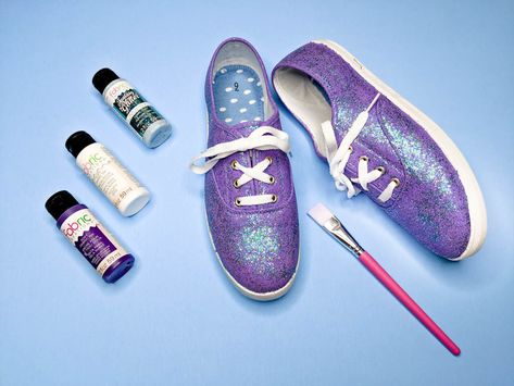 Diy Glitter Sneakers, Glitter Fabric Paint, Canvas Shoes Diy, Diy Glitter Shoes, Glitter Projects, Shoes Disney, Glitter Converse, Glitter Aesthetic, How To Make Glitter