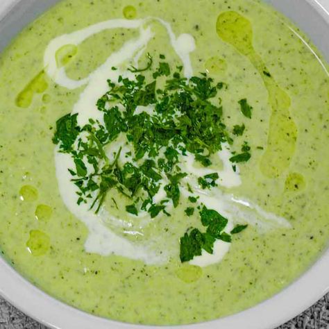 Keto Broccoli and Leek Soup - EASY & Delicious Homemade Recipe Broccoli Leek Soup, Low Carb Chicken Soup, Leeks Soup Recipes, Keto Broccoli, Low Carb Soup Recipes, Low Carb Zucchini, Keto Soup, Leek Soup, Low Carb Soup