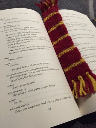 Harry Potter Knit, Harry Potter Bookmark, The Cursed Child, Harry Potter Crochet, Crochet Mug Cozy, Harry Potter Scarf, School Of Witchcraft, Crochet Bookmarks, Harry Potter Diy