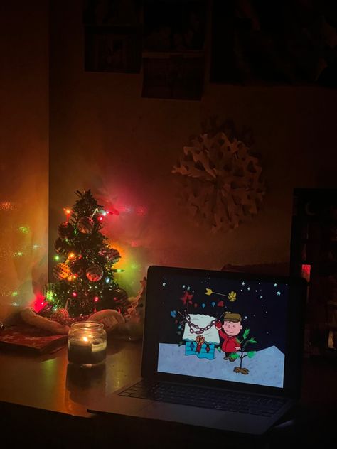 christmas, college, dorm, decorations, aesthetic, lights, tree, cartoon, old, charlie brown, snoopy, cute, friends, cozy Peanuts Christmas Aesthetic, Holiday Movie Aesthetic, Brown Christmas Aesthetic, Snoopy Christmas Aesthetic, Dorm Christmas Tree, Old Christmas Aesthetic, Charlie Brown Christmas Movie, Christmas Lights Aesthetic, Snoopy Christmas Decorations