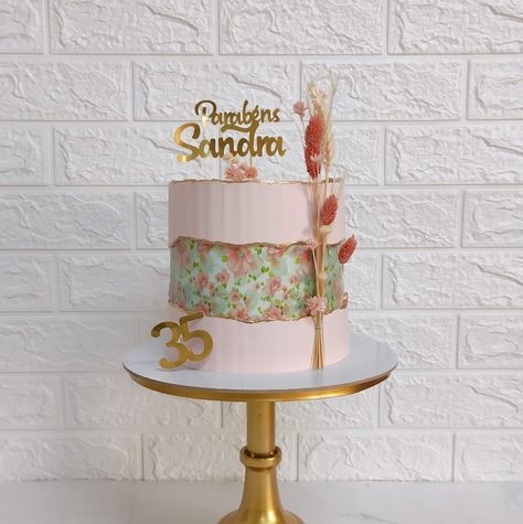 Cake With Dried Flowers, Fault Line Cake, Butter Cream, Dried Flowers, Cake Decorating, Pastel, Cake, Flowers, Instagram