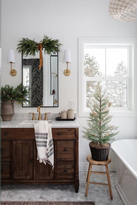 Christmas Decor Ideas For Bathroom, Mirror On Mantle, Christmas Decor For Bathroom, Christmas Bathroom Decor Ideas, Bathroom Christmas Decor, Kitchen Organizing Ideas, Nice Houses, Holiday Bathroom, Primary Bath