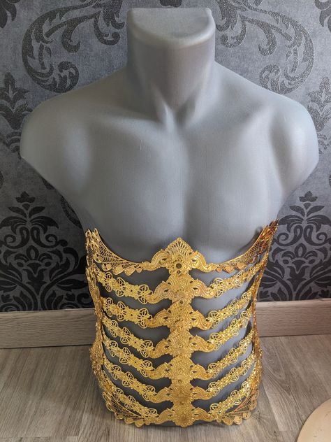 Body armor, made up of gold or silver colored metal pieces, depending on your choice. CONTENT: A corset belt under the chest entirely in metal. The line passing vertically reminiscent of a spinal column effect. To wear in one direction to emphasize the underside of the chest or in the other according to your desires. Gold or silver color, choose your version. To wear alone or on a garment, for a lingerie effect or an ultra original accessory. Finally the ideal accessory to complete all your outf Ribcage Corset, Corset Armor, Fantasy Corset, Waist Armor, Armor Corset, Male Corset, Metal Corset, Bone Corset, Corset Belts