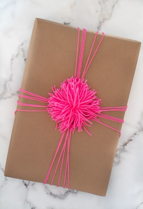 Yarn Gift Wrapping, Birthday Wrapping, Birthday Present Wrapping Ideas, Gift Wrapping Birthday, Diy Kraft Paper Gift Wrap, Diy Birthday Wrapping Paper, Kraft Wrapping Paper Ideas Birthday, Wrapping With Brown Craft Paper, Brown Paper Birthday Wrapping