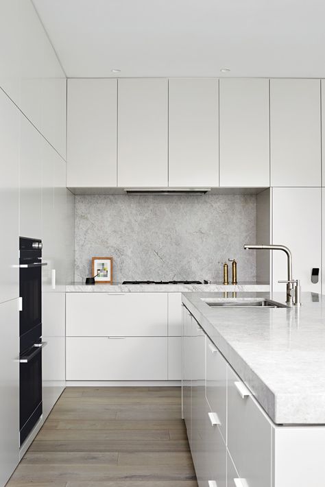 White Kitchen Handles, All White Kitchen, Classic Kitchen, White Kitchen Design, 아파트 인테리어, Contemporary Kitchen Design, White Modern Kitchen, Kitchen Dinning, Kitchen Room Design