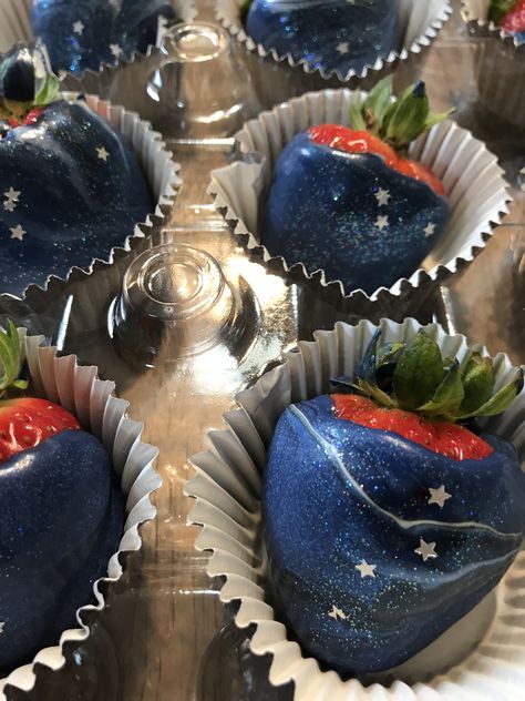 Space inspired theme for chocolate covered strawberries. Space Themed Sweets, Space Chocolate Covered Strawberries, Galaxy Chocolate Covered Strawberries, Night Sky Party Decorations, Moon Themed Desserts, Starry Night Theme Drinks, Galaxy Strawberries, Starry Night Grad Theme, Space Theme Desserts