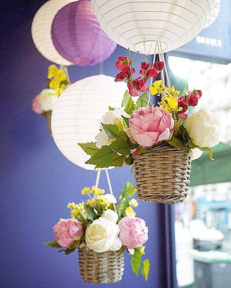 Flower Shop Display, Summer Window Display, Butterfly Theme Party, Chocolate Covered Strawberries Bouquet, Decoration Vitrine, Summer Window, Summer Fest, Window Display Design, Butterfly Theme