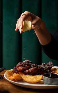 #foodie, #recipes, #cooking, #food inspiration Grill Photography Food Styling, Lifestyle Food Photography Restaurant, Restaurant Photoshoot Ideas Food, Creative Restaurant Photography, Pub Food Photography, Bar Flash Photography, Steak Photography Food Styling, Food Flash Photography, Steakhouse Photography