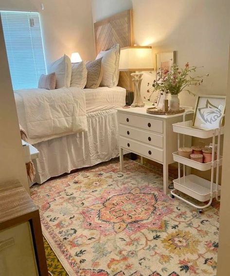 gorgeous pink dorm room with a coastal decorating style and neutral color scheme Classy Dorm Room, White Dorm Room, Pretty Dorm Room, Pink Dorm Room, College Dorm Inspo, Pink Dorm Rooms, Uni Dorm, College Dorm Room Inspiration, Dorm Aesthetic