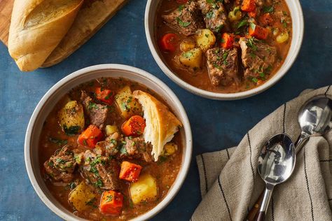 Classic Slow-Cooker Beef Stew Slow Cooker Recipes Beef Stew, Cocktail Meatballs, Chocolate Cobbler, Recipes Meat, Chicken Healthy, Slow Cooker Beef Stew, Classic Recipes, Beef Stew Recipe, Stew Recipe