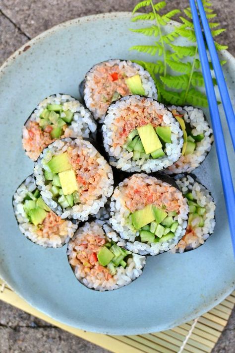 Vegan “Tuna” Sushi Rolls | http://www.radiantrachels.com/vegan-tuna-sushi-rolls/ Vegan California Rolls, Spicy Tuna Roll Recipe, Resep Sushi, Tuna Sushi Rolls, Crab Avocado, Tempura Sushi, Vegan Tuna, Tuna Roll, Making Sushi