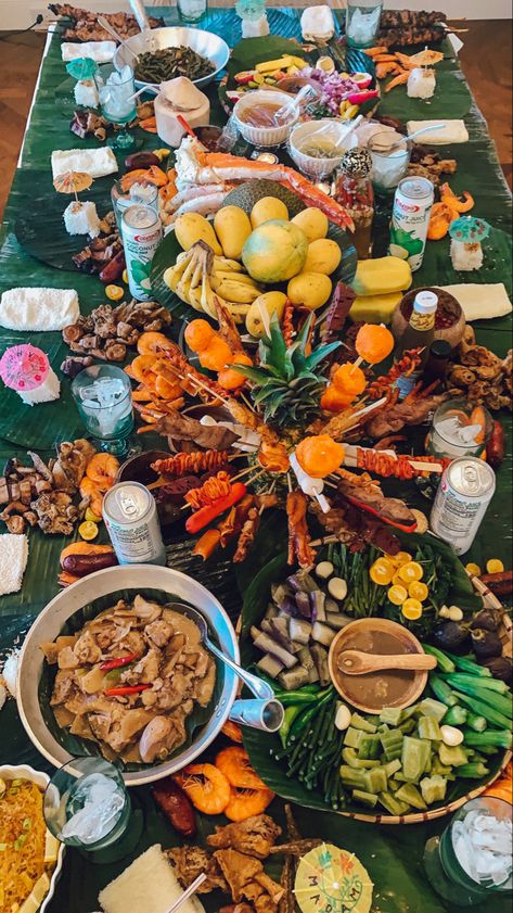 Tips on setting up Kamayan theme Kamayan Feast Ideas, Filipino Breakfast Buffet, Birthday Food Ideas Filipino, Kamayan Food Ideas, Kamayan Feast, Filipino Food Party, Pinoy Breakfast, Birthday Dinner Menu, Hmong Food