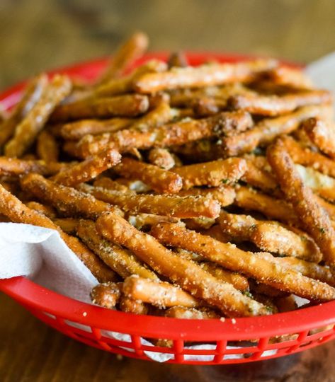 Make these tasty Gluten-Free Air Fryer Seasoned Pretzels in your Ninja Foodi or Air Fryer, they are the perfect go-to snack or party food! #AirFryer #NinjaFoodi #GlutenFree Seasoned Pretzels Recipe, Seasoned Pretzels, Gluten Free Pretzels, Ninja Recipes, Zucchini Pizzas, Fry Recipes, Pretzels Recipe, Recipes Appetizers, Air Fryer Healthy