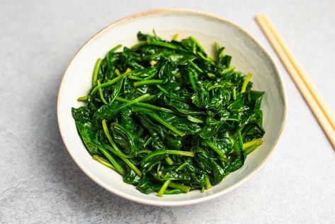 Chinese stir-fry spinach with garlic shows that spinach can hold its own against strong garlic. Enjoy it as a side for steak and more. Seasoned Spinach, Stir Fry Spinach, Chinese Spinach, Fried Spinach, Chinese Stir Fry, Garlic Spinach, Raw Spinach, Protein Nutrition, Garlic Recipes