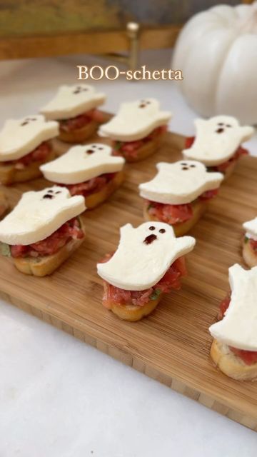 jessica archibald on Instagram: "BOO-schetta! the cutest little spoooky snack 👻  -1 baguette, sliced & toasted on 350 for 15ish minutes   -2 Ibs. tomatoes, diced -3 cloves garlic, minced -handful of fresh basil, chopped -salt & pepper  -2 tbsp. olive oil -2 tsp. red wine vinegar  -sliced mozzarella cut with a small ghost cookie cutter  -balsamic glaze for faces" Mozzarella Ghosts, Halloween Ghost Snacks, Spooky Bruschetta, Ghost Bruschetta, Ghost Snacks, Mummy Appetizer, Halloween Mozzarella Eye Balls, Halloween Food Appetizers, Ghost Cookies