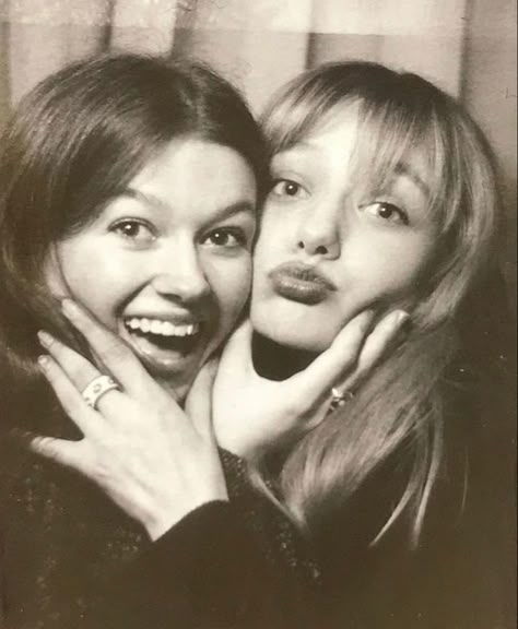 the best friendship!!!! | daisy calloway meadows and willow hale abbey Photo Booth Poses, Photobooth Pictures, Fun Memories, 사진 촬영 포즈, Lights Camera Action, I'm With The Band, Friend Photoshoot, Teenage Dream, Friend Photos