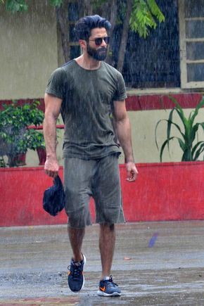 bollywoodmirchitadka: Bollywood actor Shahid Kapoor at a Gym In Bandra, ... Bandra Mumbai, Mens Hairstyles With Beard, Mens Photoshoot Poses, Bollywood Hairstyles, Indian Men Fashion, Beard Look, Shahid Kapoor, Beard Styles For Men, Indian Bollywood