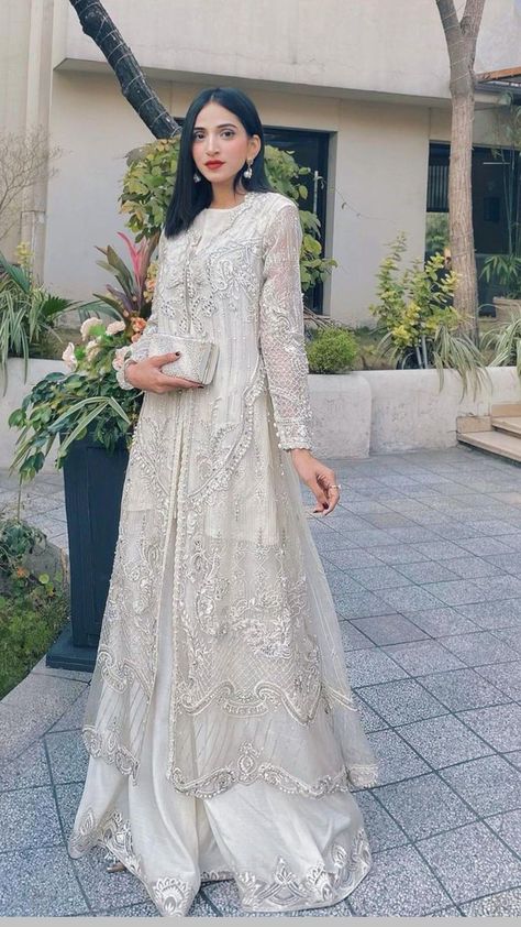 White Formal Pakistani Dresses, White Fancy Dresses Pakistan, White Wedding Dresses Pakistani, Pakistani Outfits Ideas, Off White Pakistani Dress, Pakistani Gowns Simple, Simple Nikah Outfit, Pakistani Walima Dress, Formal Pakistani Dresses