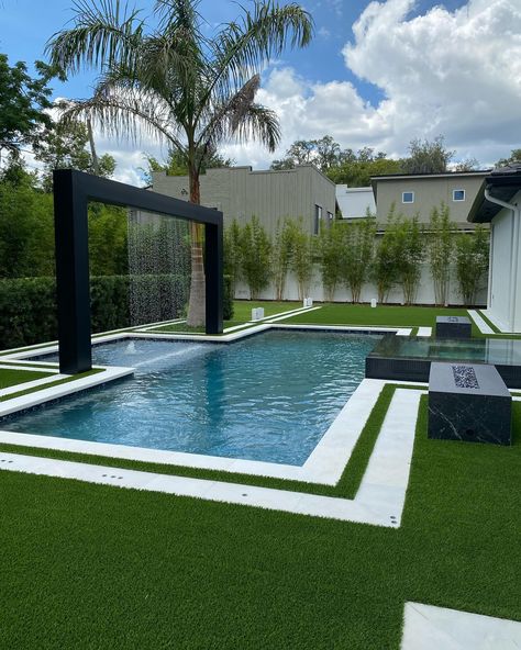 Swimming Pool Garden, Artificial Grass Backyard Pool, Backyard Swimming Pool Designs, Patio With Pool, Modern Pool With Turf, Garden With Pool Aesthetic, Modern Pool Design, Rectangle Pool With Artificial Turf, Mansion Swimming Pool Luxury