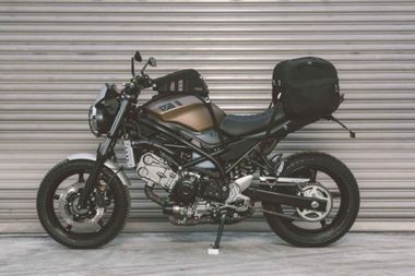 Scrambler Kit. Accessories to customize. Suzuki SV650 ABS (15-). Norton Cafe Racer, Modern Cafe Racer, Suzuki Sv 650, Triumph Cafe Racer, Moto Scooter, Cafe Racer Build, Scrambler Motorcycle, Bike Saddle, Bobber Motorcycle