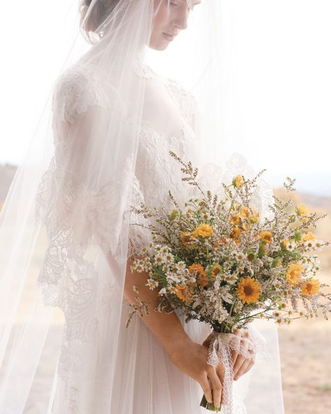 Wild Bouquet Simple Bouquet, Wedding Ideas On A Budget, Simple Wedding Bouquets, Rustic Wedding Ideas, Fall Wedding Ideas, Rustic Bouquet, Country Chic Wedding, Wildflower Bouquet, Wildflower Wedding