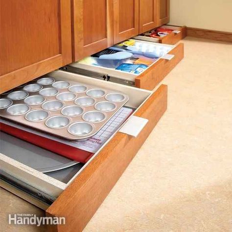 Maximize your space with baseboard drawers. | 31 Insanely Clever Remodeling Ideas For Your New Home Under Cabinet Drawers, Vintage Hipster, Diy Kitchen Storage, Under Cabinet, Kitchen Remodel Idea, Cabinet Drawers, Electronics Projects, Diy Kitchen, 인테리어 디자인