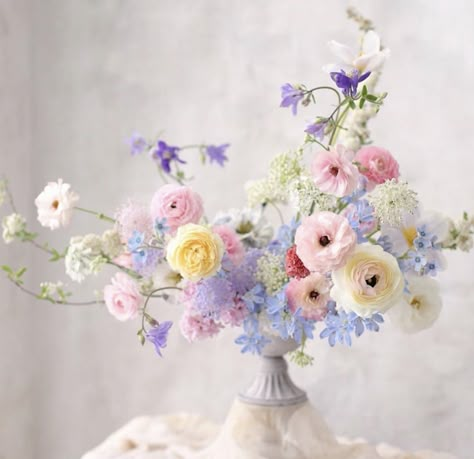 Pastel Centerpieces, Pastel Wedding Centerpieces, Flower Arranging Class, Popular Flowers, Class Gift, Pastel Wedding, Beautiful Flower Arrangements, Flower Arranging, Arte Floral