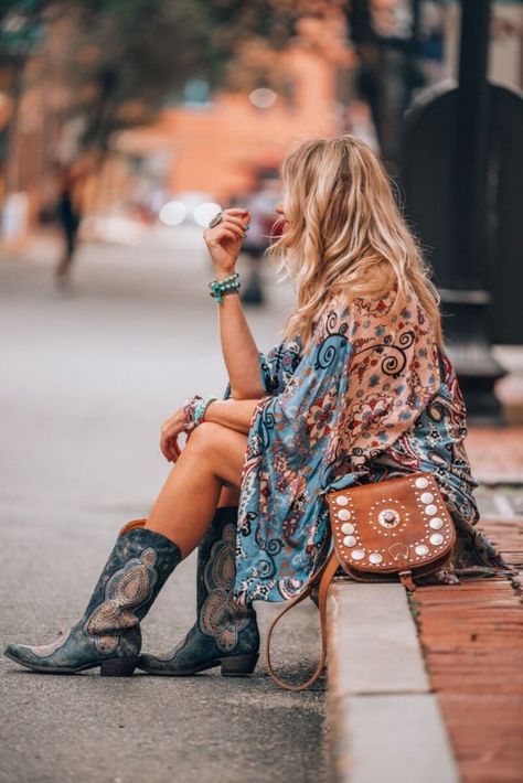 What not to wear over 50 | Tips for the older bohemian girls Vetement Hippie Chic, Bohemian Schick, Mode Country, Look Hippie Chic, Beautiful Boho Dresses, Stile Boho Chic, Moda Hippie, Look Boho Chic, Bohemian Beauty