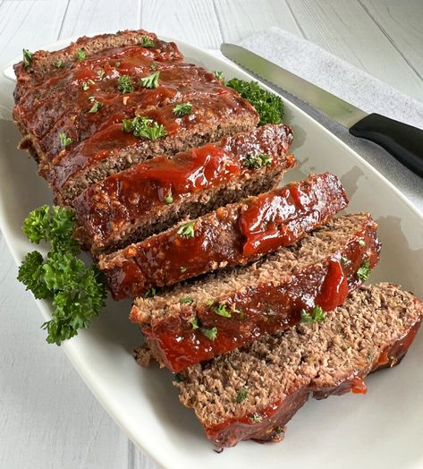 This simple recipe for low sodium meatloaf features all the flavor you know and love, with only a fraction of the sodium. Quaker Meatloaf, Quaker Oats Meatloaf Recipe, Quaker Oats Meatloaf, Oatmeal Meatloaf, Low Sodium Meatloaf, Recipe With Oatmeal, Meatloaf Oatmeal Recipe, Easy Low Sodium Recipes, Meatloaf With Oatmeal