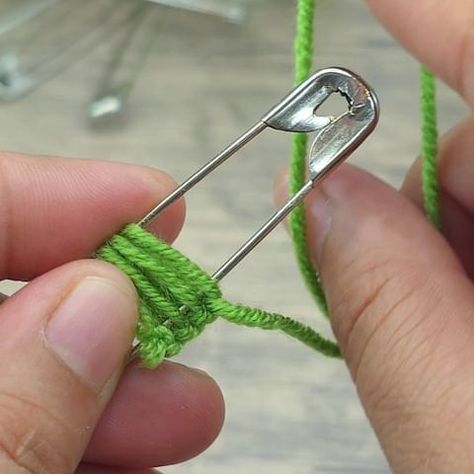 Sevil Topal | I sold 50 of them in one day!!! A genius idea with yarn and a piece of cardboard, you will love it 😍 #knitting #howto #craft #Desing | Instagram Safety Pin Crochet, Safety Pin Crafts, Pin Crafts, Bag Pins, Creative Embroidery, Macrame Tutorial, Crochet Knitting, Thread Crochet, Crochet Techniques