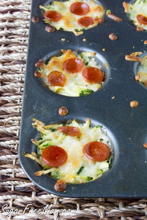 low carb, gluten free mini zucchini pizza bites- http://sugarfreemom.com Healthy Meals Ideas, Veggie Meat, Zucchini Pizza Bites, Zucchini Pizza, Cookies Gluten Free, Meals Ideas, Zucchini Pizzas, Pizza Bites, Low Carb Pizza