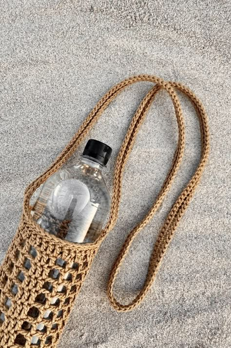 Two Of Wands, Crochet Water Bottle, Crochet Water Bottle Holder, Pola Macrame, Confection Au Crochet, Mode Crochet, Crochet Clutch, Crochet Handbags Patterns, Water Bottle Holder