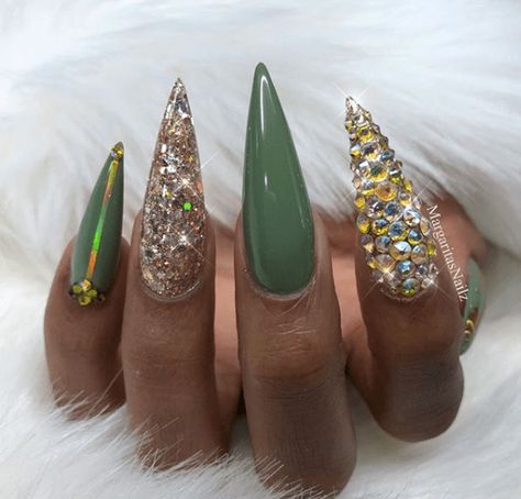 Nails for St Patrick’s Day > CherryCherryBeauty.com [Source: margaritasnailz / Instagram] St Patrick Day Nails Acrylic, Saint Patrick Nail, Green Acrylic Nails, St Patricks Day Nails, Turquoise Nails, Nails Stiletto, Green Nail Designs, Stiletto Nails Designs, Mermaid Nails