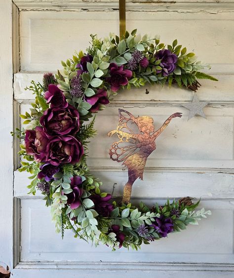 Fairy Crescent Moon Wreath w/ Purple Flowers * Cottagecore Lunar Wreath * Fae Decor * Witchy Front Door Hanger * Fantasy Lovers Gift This beautiful lunar fairy is playing with the stars.🌙 Lots of little cottagecore & witchy details are hiding in this fairy wreath. This fairy is iridescent and sparkly to add to the celestial vibe. This wreath makes a fabulous gift for any fantasy lover. I only create my wreaths with the highest quality flowers and greenery. All artificial for use year after year Whimsical Yard, Gothic Wreaths, Cottagecore Wreath, Fairy Garden Wreath Ideas, Fairy Wreath Ideas, Purple Doors Front House, Purple Front Door, Cresent Moon Wreath, Witchy Wreaths