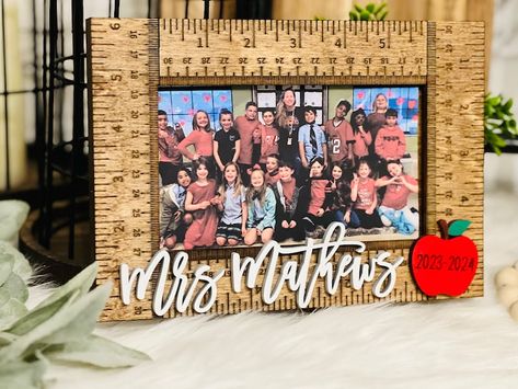 If you're looking for the perfect gift for your favorite teacher, look no further than this personalized class photo frame! This frame holds 4x6 photos and can be personalized with the teacher's name and the school year. It's the perfect gift for any teacher, and it's sure to be a cherished keepsake for years to come. Order your teacher class photo frame today! Teachers Day Pictures, Mini Gifts, Class Photo, Custom Teacher Gifts, Class Pictures, Teachers Day Gifts, Framed Photo Collage, Crafts Room, Picture Letters