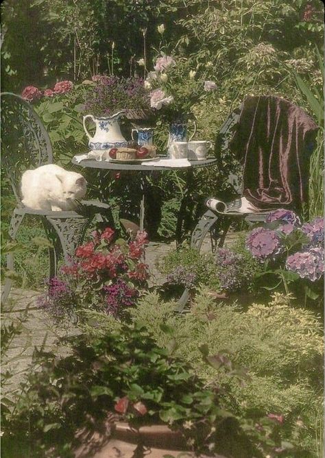 Aesthetic Tips, Garden Retreat, Cottage Aesthetic, Fotografi Digital, Ethereal Aesthetic, Cozy Seating, Garden Aesthetic, Fairy Aesthetic, Cottage Core Aesthetic