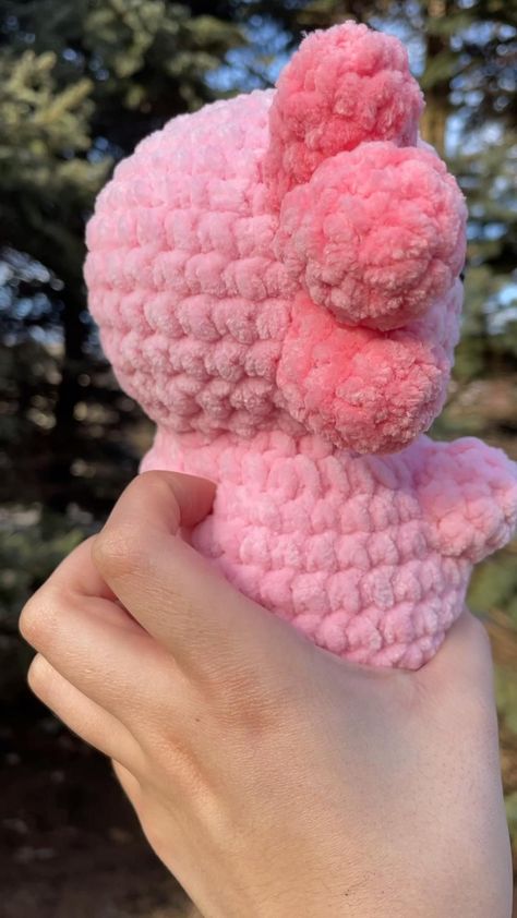 these images are for crochet patterns and these images are for crochet gifts Cute Crochet Plushies Tutorial, Soft Crochet Animals, Chrocet Idea Cute, Chunky Yarn Crochet, Babysitting Crafts, Crochet Doll Tutorial, Beginner Crochet Tutorial, Crochet Plush, Kawaii Crochet