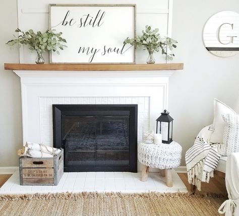 Tips para decorar la chimenea ¡también en Navidad! | Decorar en familia | DEF Deco Farmhouse Fireplace Mantel Decor, Farmhouse Fireplace Ideas, Rustic Farmhouse Fireplace, Farmhouse Fireplace Mantels, Modern Farmhouse Fireplace, Design Camino, Fireplace Mantel Designs, White Brick Fireplace, Modern Farmhouse Living Room Decor