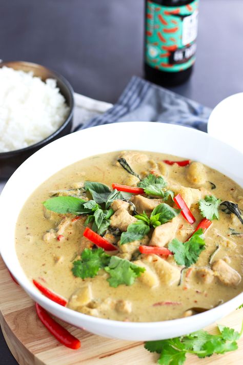 This Thai Green Chicken Curry is perfect for quick weeknight dinners, super fragrant, and guaranteed to warm you up with its spicy creamy deliciousness! It’s also extremely easy to make and naturally gluten-free and dairy-free. Feel free to customize it and make it vegetarian or with your favorite protein (tofu shrimp, pork, beef, etc.).﻿ #greencurry #thaigreencurry #chickencurry #thaicurry #easyrecipes #glutenfree #dairyfree | thatspicychick.com Easy Thai Green Curry, Thai Green Chicken Curry, Panini Recipes Chicken, Thai Curry Recipes, Green Curry Recipes, Green Curry Chicken, Thai Chicken Curry, Tasty Thai, Cooking Jasmine Rice