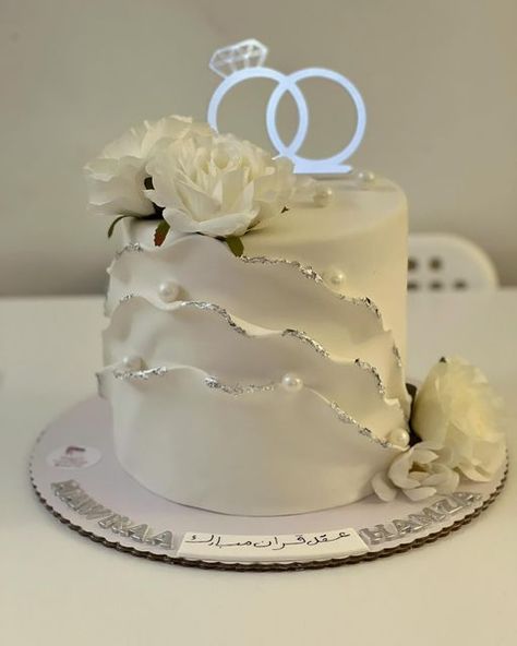 Svadbene Torte Dekoracija, Cake Ideas For Engagement, Aesthetic Engagement Cake, Nikah Cake Ideas, Bridal Cakes Ideas, 25th Anniversary Cake For Parents, Bride Cake Wedding, Engagement Cake Designs Classy, Cake For Engagement Party