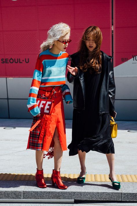 Street style inspiration: The best looks spotted at Seoul Fashion Week | Vogue France Seoul Fashion Week Runway, Seoul Fashion Week Street Style, Seoul Street Fashion, Korea Street Style, Vogue Photographers, South Korea Fashion, 2022 Street Style, Seoul Street, Fashion Week 2022