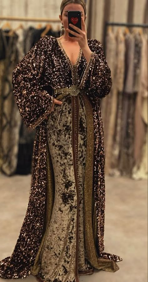 Morrocan Fashion, Moroccan Kaftan Dress, Moroccan Clothing, Kaftan Designs, Classy Gowns, Moroccan Fashion, Mode Abaya, Moroccan Dress, Moroccan Caftan