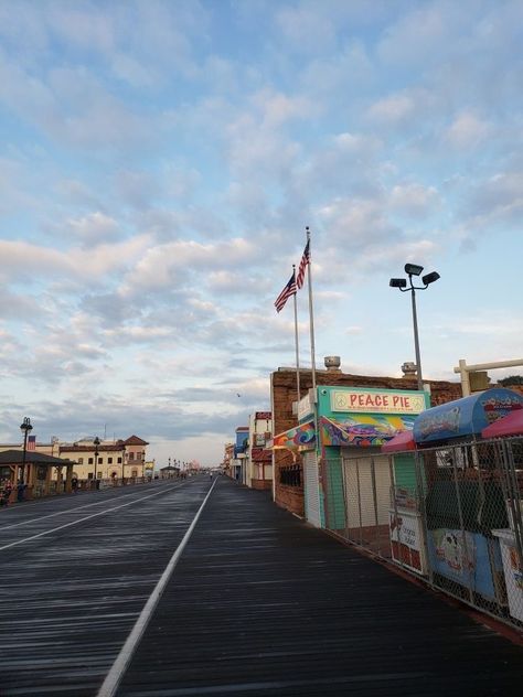 the summer i turned pretty + tsitp + belly conklin + conrad fisher + jeremiah fisher + summer + books + jenny han Nj Beach Aesthetic, Cousins Beach Aesthetic, Beach City Aesthetic, Nj Beach House, Jersey Boardwalk, Jenny Han Books, Obx Vibes, Tsitp Aesthetic, Cousins Beach