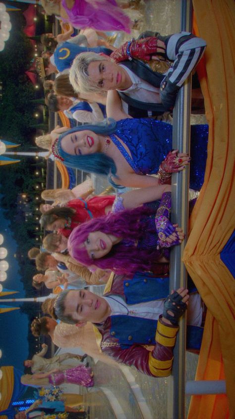 Disney Descendants Characters, Descendants Pictures, Disney Descendants 2, Evie Descendants, Disney Descendants Movie, Mal And Evie, Descendants 2, Funny Disney Jokes, Discovery Kids