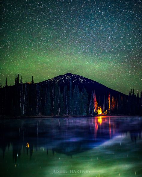 Mount Bachelor at Night, Oregon by Justin Hartney Oregon Travel, Look At The Stars, Pretty Photos, The Night Sky, Winter Fun, Science And Nature, Sky Photography, Pacific Northwest, Nature Photos