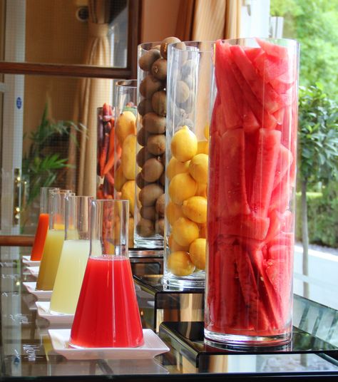 Juice Bar Display, Luxury Juice Bar, Juice Decoration, Juice Display, Fruit Kabobs Display, Juice Station, Juice Cafe, Kids Veggies, Juice Bar Design